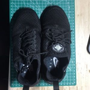 Nike black Huarache Women’s black shoes size 6